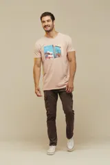 Pantalon cargo color marrón, de corte ajustado, con bolsillos laterales con solapa y cierre frontal.