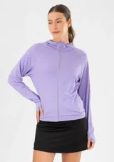 Campera deportiva de tela técnica color lila, con cierre frontal completo, capucha y mangas largas con orificio para el pulgar.