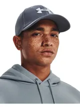 Gorra de béisbol Under Armour modelo Blitzing, de perfil bajo con panel frontal estructurado. Confeccionada en tejido de punto texturizado y transpirable, cuenta con visera precurvada y logotipo de la marca bordado en el frente.