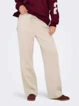 Pantalón de corte recto y tiro medio, confeccionado en tejido de algodón y poliéster. Presenta cintura elástica con cordón ajustable y diseño de pierna ancha.