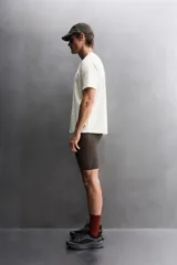 Camiseta deportiva Ridar x Zara Athleticz color marrón, de cuello redondo y manga corta, confeccionada en tejido ligero y elástico con estructura perforada y tecnología de secado rápido.