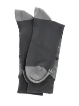 Calcetines largos grises con diseño de rombos en gris claro y gris oscuro.