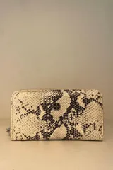 Billetera con estampado de piel de serpiente en tonos beige y marrón, con cierre de cremallera y logo metálico plateado.
