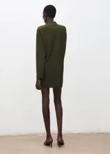 Vestido corto de punto color verde militar, con cuello alto, mangas largas y detalle de botones dorados en el hombro.