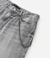 Bermuda masculina de jeans denim color gris lavado, modelo baggy con corte recto y holgado. Presenta detalles de costura en el bajo y está confeccionada con algodón certificado BCI.