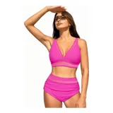 Conjunto de bikini azul de dos piezas, compuesto por un corpiño estilo triángulo con detalles de transparencia y una bombacha de tiro alto con fruncidos laterales y detalles translúcidos.