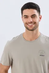 Remera gris oscuro de manga corta y cuello redondo, con un estampado gráfico en la espalda que incluye un paisaje de montaña y la leyenda "Take time to chill vibes cool down".