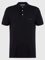 Chomba negra de piqué de algodón elástico, corte slim, con cuello clásico, cartera de tres botones y logo de Tommy Hilfiger bordado en el pecho.