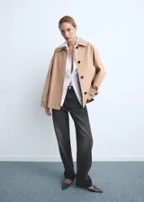 Pantalón de jean de corte recto y tiro medio, con diseño clásico de cinco bolsillos, cierre de botón y cremallera, y trabillas para cinturón.
