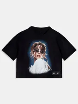Remera crop negra de manga corta, con cuello redondo y estampado fotográfico frontal de Tini con efecto vintage y detalles de la colaboración con Under Armour.