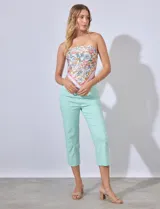 Pantalón capri color beige, de gabardina elastizada, con pretina ancha elastizada y bolsillos simulados.