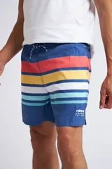 Short de baño con cintura elástica y cordón ajustable, confeccionado en tela ligera de secado rápido. Presenta un estampado botánico integral en tonos amarillos, blancos y azules, con dos bolsillos delanteros y uno posterior.