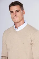 Sweater de hilo color borgoña, con cuello en V y logo bordado en el pecho.