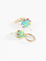 Aros dorados con dije de vidrio celeste con lunares de colores y dije de perla.