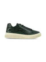 Sneaker Lavinia de cuero con estampado de reptil en color verde, con cordones negros y suela gruesa de goma en tono marfil.