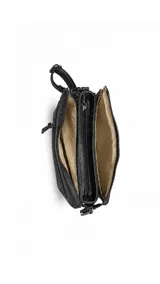 Bandolera gris de símil cuero con compartimento principal con cierre, bolsillo frontal con cierre y correa ajustable y desmontable.
