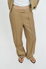 Pantalón recto de tiro bajo en color verde militar, con nervios marcados en la parte delantera, bolsillos frontales y cierre con cremallera, botón interior y ganchos.