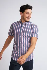 Camisa de corte slim fit con estampado de cuadros en tonos rojos, azules, blancos y negros. Presenta cuello clásico, cierre frontal abotonado y logo bordado en el pecho.