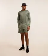 Bermuda deportiva masculina color verde oliva, confeccionada en poliéster y elastano. Posee cintura elástica con cordón interno ajustable y estampa reflectante en el lateral. Ideal para actividades deportivas.