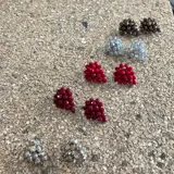 Aros cortos con cristales rojos y ajuste de clip.