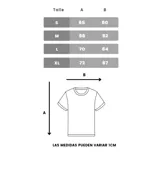 Remera de corte oversize color verde, con estampa tipográfica en color amarillo en la parte superior de la espalda.