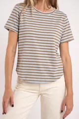 Remera de manga corta con diseño a rayas horizontales en tonos marrón y fucsia, de corte clásico y escote redondo.