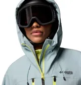 Chaqueta técnica de esquí Columbia Titanium, confeccionada en tejido de tres capas con tecnología Omni-Tech impermeable y transpirable. Presenta capucha integrada compatible con casco, ventilación en axilas, faldón antinieve, codos articulados y múltiples bolsillos funcionales, incluyendo bolsillo para forfait y gafas.