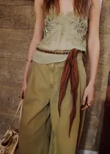 Top de tirantes finos color verde militar, confeccionado en viscosa con escote en V, detalles de encaje de poliamida y apliques bordados con micro abalorios y lentejuelas de poliéster.