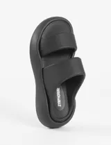 Sandalias planas negras con doble tira ancha.