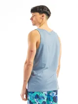 Musculosa lisa de color borgoña con cuello redondo y sisas amplias.