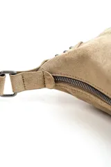 Bolso tipo hobo de gamuza color marrón, con diseño estructurado, asa de hombro con tachas metálicas y detalle de flecos colgantes en el lateral.
