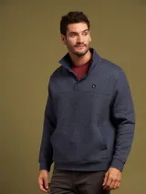 Sweater azul marino con cuello alto abotonado, diseño acolchado y bolsillo tipo canguro.