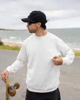 Buzo blanco de punto con cuello redondo y mangas largas. Diseño minimalista y corte clásico.