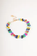 Pulsera de cuentas de colores con cadena dorada ajustable.