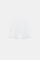 Bermuda de algodón color blanco, de tiro medio con cintura elástica ajustable mediante cordones y bolsillos laterales ocultos.