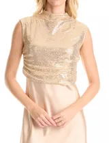 Conjunto de dos piezas compuesto por un vestido midi estilo slip dress de satén fluido y un top sin mangas de lentejuelas con cuello alto y detalle drapeado en la cintura.