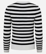 Suéter de punto con cuello redondo y rayas horizontales rojas y blancas.