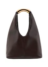 Bolso de mano color marrón oscuro, de diseño estructurado tipo hobo con detalle de pieza metálica dorada en el asa superior.
