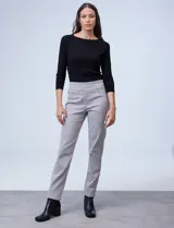 Jegging de denim azul elastizado, corte recto, con pretina ancha elastizada, bolsillos delanteros simulados y bolsillos traseros aplicados.