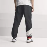 Pantalón deportivo Adidas de la selección alemana, color negro, con ajuste holgado y puños elásticos en los tobillos. Presenta el escudo de la DFB en la pierna derecha y el logo de Adidas en la izquierda, con bolsillos laterales con cierre.