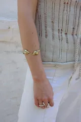 Anillo dorado con diseño de coral marino.