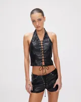 Short tiro bajo de ecocuero gamuzado color negro, con cordones cruzados en la parte delantera.