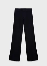 Pantalón de punto fino con diseño wide leg, tiro medio y cintura elástica.