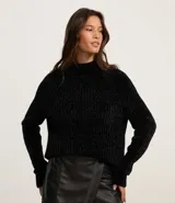 Buzo negro de chenille con cuello alto y mangas largas.