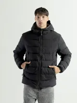 Campera de nylon capitoneada color negro con capucha y cierre frontal.