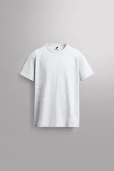 Camiseta de corte relajado confeccionada en tejido de algodón compacto, con cuello redondo y manga corta.