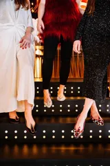 Bailarinas plateadas de napa con ribete metalizado a contraste, plantilla de piel y suela de cuero.