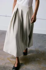 Bailarina plana de cuero negro con punta redonda y detalle de pespunte en la parte delantera.