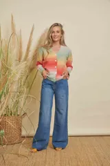 Saco de punto con cuello en V y cierre de botones blancos, con un diseño de rayas horizontales en tonos pastel que van desde el rojo, naranja, amarillo, verde y azul.