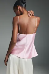 Top de breteles finos confeccionado en tejido satinado color rosa claro, con escote corazón y cierre lateral con cremallera oculta.